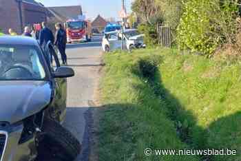Botsing op kruispunt omdat bestuurder geen voorrang van rechts verleent: zwangere vrouw ter controle naar ziekenhuis