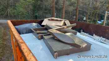 Architekturstudent findet Designerstühle auf Friedhof