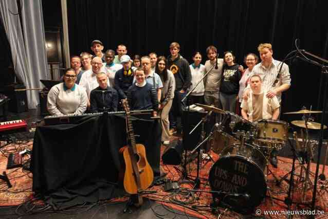 “Zo ontwapenend dat jongeren er helemaal in meegaan”: Mensen met verstandelijke beperking beroeren leerlingen met eigen muziekvoorstelling