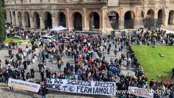 Corteo a Roma, i movimenti per la casa occupano il Colosseo. "Il ddl Sicurezza arresta anche te"