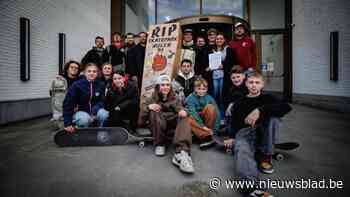 Skaters brengen doodskist naar gemeenteraad na uitstel bouw skatepark: “De jeugd wacht al zo lang”