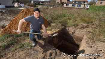 Thomas ontdekt plots gat van 2,5 meter diep op zijn perceel: “Dacht eerst dat iemand er een lijk wou dumpen”