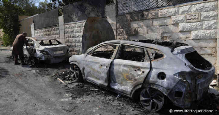Coloni israeliani assaltano e incendiano un villaggio palestinese in Cisgiordania