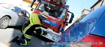 Zugeparkte Straßen machen der Augsburger Feuerwehr das Durchkommen schwer