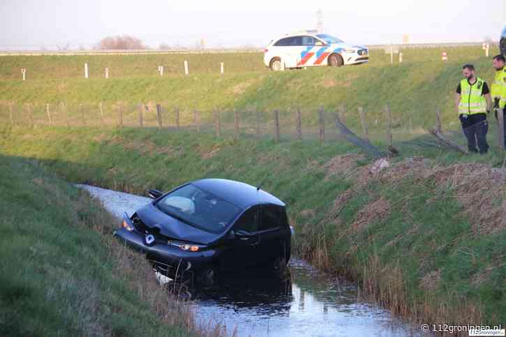 Auto raakt te water op knooppunt Zuidbroek