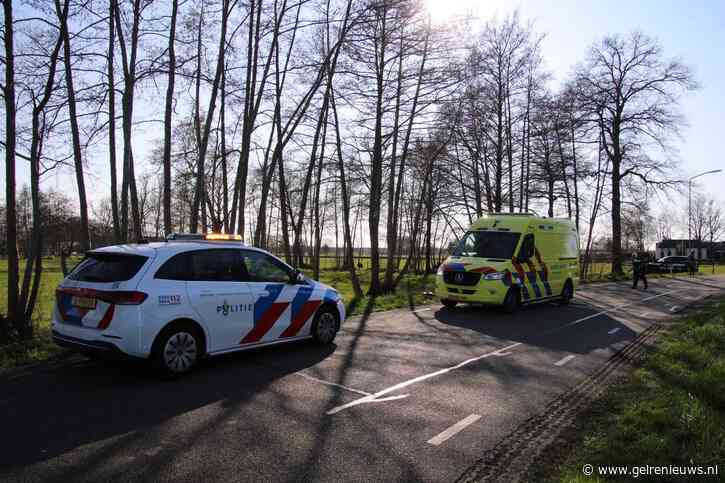 Frontale botsing tussen auto en scooter veroorzaakt flinke schade