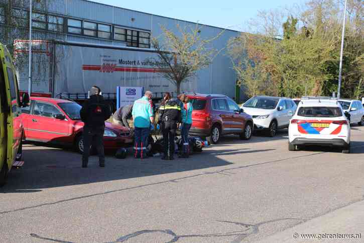 Scooterrijder lichtgewond na aanrijding met auto op bedrijventerrein