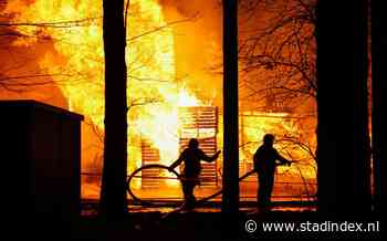 Twee schuren van houthandel De Houthakker bij Rutten volledig verwoest door brand