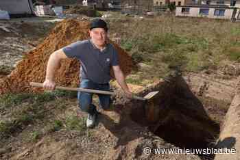 Thomas (38) ontdekt plots gat van 2,5 meter diep op zijn perceel: “Dacht eerst dat iemand er een lijk wilde dumpen”