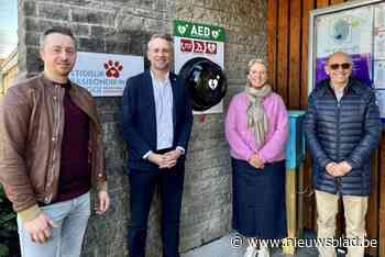 Nieuw AED-toestel aan basisschool De Gelukdvogel: “Vergroot overlevingskansen in deze buurt aanzienlijk”