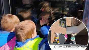 Leerlingen kleuterschool zoeken naar paaseieren en aprilvissen in tuin SOLV