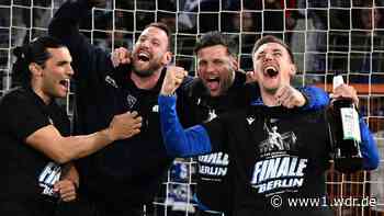 Arminia Bielefeld mit Trainer Kniat feiert den Einzug ins DFB-Pokalfinale