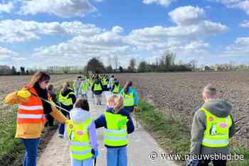 Leerlingen de Bron rapen zwerfvuil op