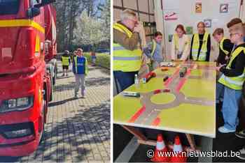 Leerlingen leren over de gevaren van een dode hoek tijdens lessen verkeersveiligheid