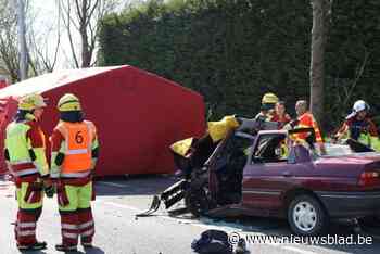 Oldtimer zonder airbag crasht tegen boom: bestuurder in kritieke toestand naar het ziekenhuis