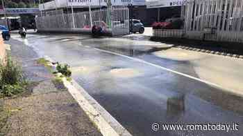 Allagamento a Roma nord, si rompe una conduttura e causa voragine. Strada chiusa
