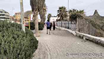Ostia, via la sabbia dalla ciclabile del lungomare: partita la pulizia della pista