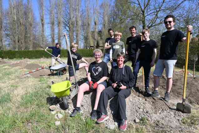 Buurtbewoners bouwen fietsparcours op braakliggende weide in Marke: “Een tijdelijk parcours, maar 15 jaar is ook tijdelijk”