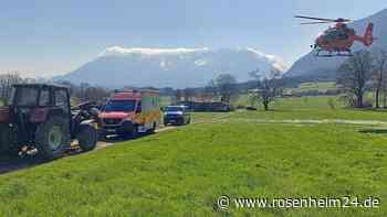 Frontlader senkt sich plötzlich: Landwirt prallt mit Gesicht gegen Lenkrad - Heli im Einsatz