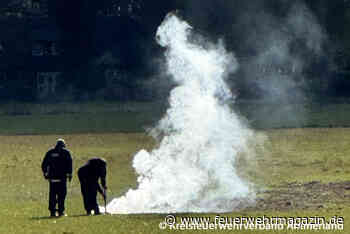 Phosphorgranate raucht auf Feld ab