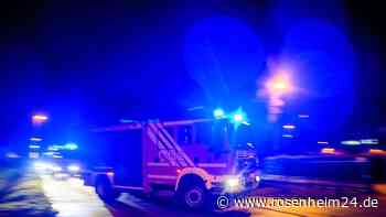 Person in Fahrzeug eingeklemmt: Feuerwehr mit Seilwinde, Mehrzweckzug und Kran im Einsatz