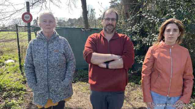 Na procedureslag die bijna 100.000 euro kostte tegen buur die weg afsloot met poort, krijgt familie ‘recht van uitweg’