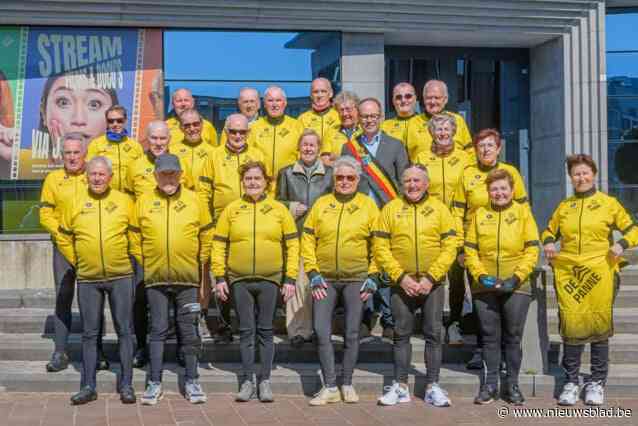 Wielertoeristenclub De Pannetrappers in nieuwe outfit de baan op