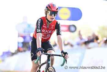 Omloop-winnares Lotte Claes sleept na bewogen race nog ereplaats uit de brand in Dwars door Vlaanderen: “Het was afzien, maar ik kende weinig verval”
