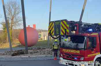 FW-DT: Rote Kugel in höchster Gefahr - Feuerwehr verhindert möglichen Absturz