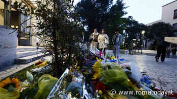 In centinaia alla Sapienza per ricordare Ilaria Sula: fiori e un "minuto di rumore"