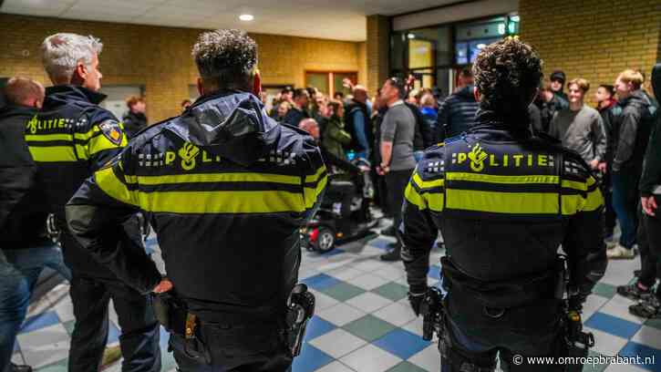 Chaos bij hevige protesten tegen azc, burgemeester bedreigd