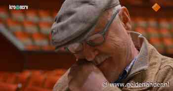 Arjan Ederveen vertelt geëmotioneerd over overlijden broer in De Reünie: ‘Moeilijk om over te praten’