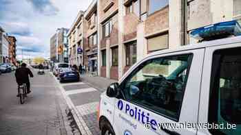 Pidpa herstelt kapotte riooldeksels in Merodestraat: auto’s moeten stad uit via Stassartstraat