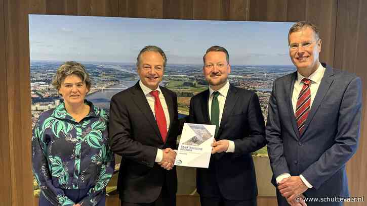 Nederlandse Vereniging van Binnenhavens overhandigt nieuwe strategische agenda aan minister Madlener