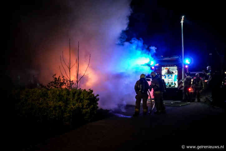 Twee auto’s door brand beschadigd op oprit van woning