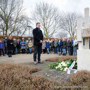 Adoptie oorlogsmonument met twee minuten stilte en krans- en bloemlegging
