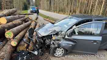 Frau (71) kommt mit Auto von Straße ab, entgeht Gegenverkehr nur knapp und kracht in Holzstoß