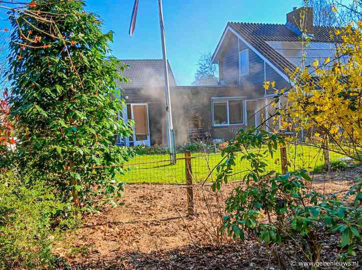 Hond ademt rook in bij woningbrand en is nagekeken door dierenambulance: “Hond kwispelt weer”