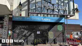Traders 'given hour to leave' shut shopping centre