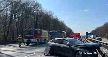 A2 bei Lehrte: Audi kracht in Leitplanke – Autofahrer behindern Einsatz massiv