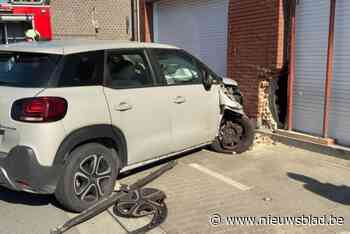 Bestuurder wordt onwel en eindigt met wagen tegen gevel
