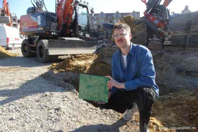 Kunstenaar Maarten (37) vereeuwigt printplaat met Strava-parcours in nieuwe Grote Markt: “Toekomstige generaties zullen ooit ontdekken hoe de stad er anno 2025 uitzag”