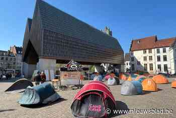 Actievoerders zetten politici onder druk met tentenkamp aan het stadhuis: “Tijd om de beloftes na te komen”