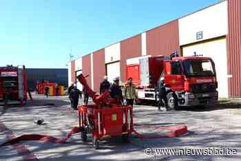 Brandweer oefent bij Crossport met zware brandslangen en pompen