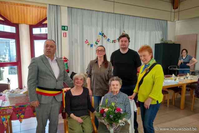 Simonne blaast 100 kaarsjes uit