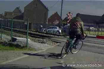 Fietser riskeert zijn leven aan Asperse spoorwegovergang: “Vorig jaar vielen er zo vijf doden”