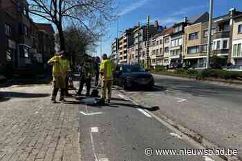 Bromfietser gewond naar ziekenhuis na aanrijding met auto