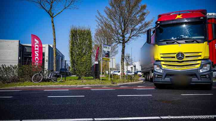 Fietser zwaargewond door aanrijding met vrachtwagen