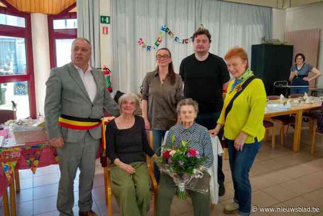 Simonne blaast 100 kaarsjes uit