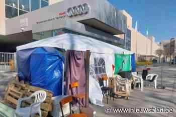 Toeleveranciers blijven voor fabriekspoorten kamperen om te strijden voor sociaal plan